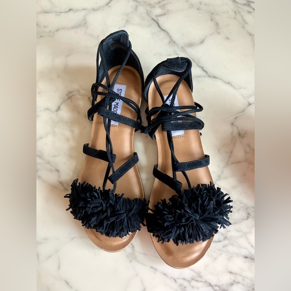 EUC STEVE MADDEN Swizzle Suede Pom Pom Gladiator Sandals Size 7M Black Worn 1x! - Picture 3 of 14